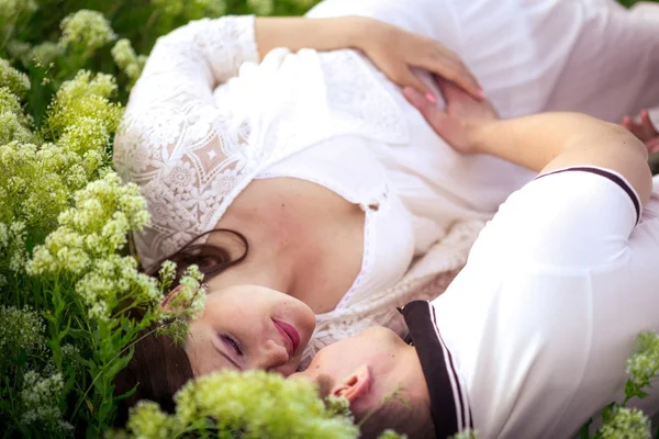 Mulher grávida com o marido — Fotografia de Stock