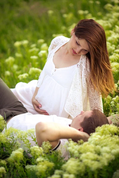 Mulher grávida com o marido — Fotografia de Stock