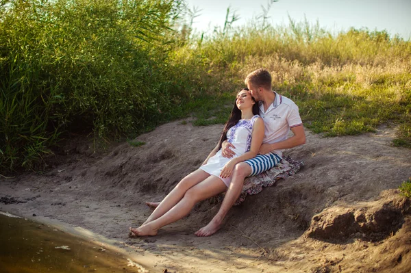 Jeune couple sur la nature — Photo