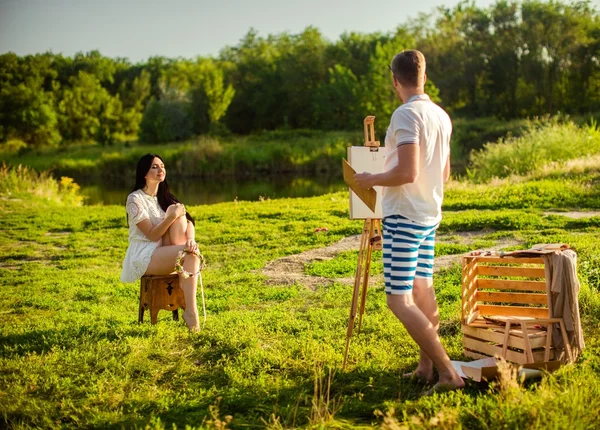 Uomo pittura la sua ragazza — Foto Stock