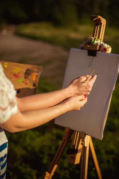 Jovem casal em pintura de amor — Fotografia de Stock