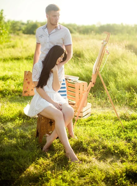 Jovem casal em pintura de amor — Fotografia de Stock