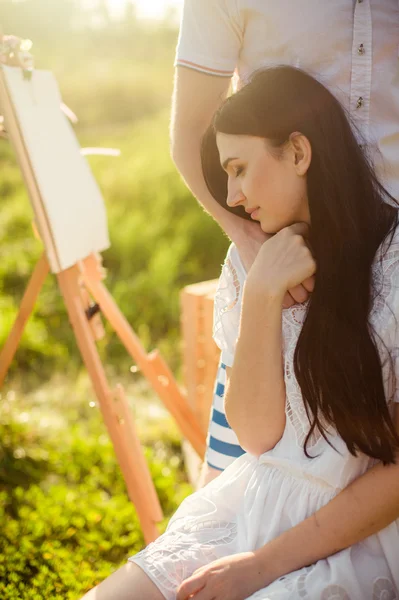 Jeune couple sur la nature — Photo