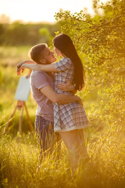 Jeune couple sur la nature — Photo