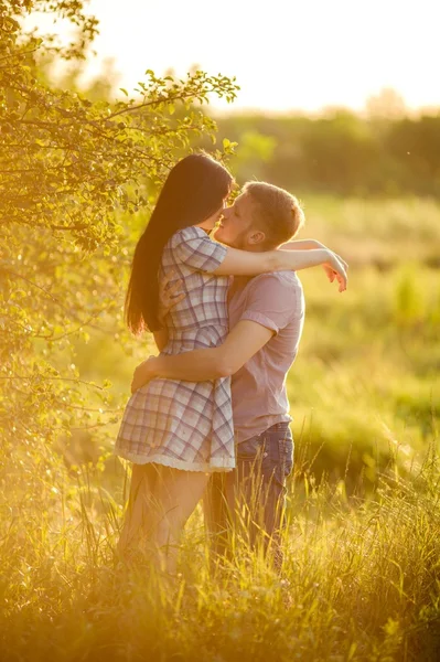 Jeune couple sur la nature — Photo