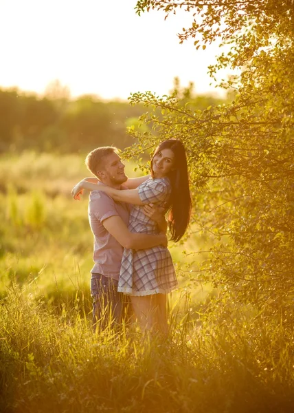 Ungt par på naturen — Stockfoto