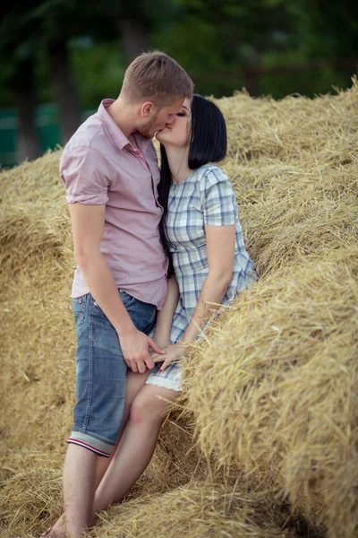 Jeune couple sur la nature — Photo