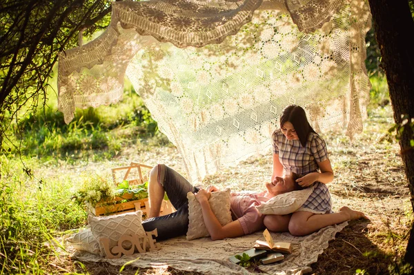 Jeune couple sur la nature — Photo