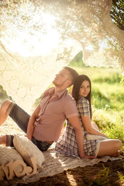 Jeune couple sur la nature — Photo