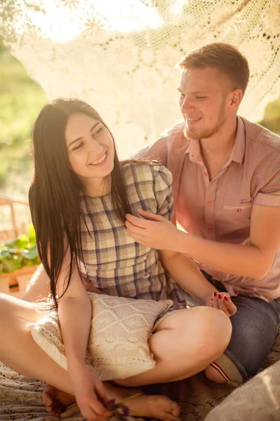 Mladý pár na přírodu — Stock fotografie