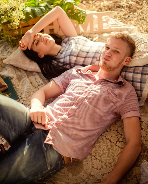 Jeune couple sur la nature — Photo