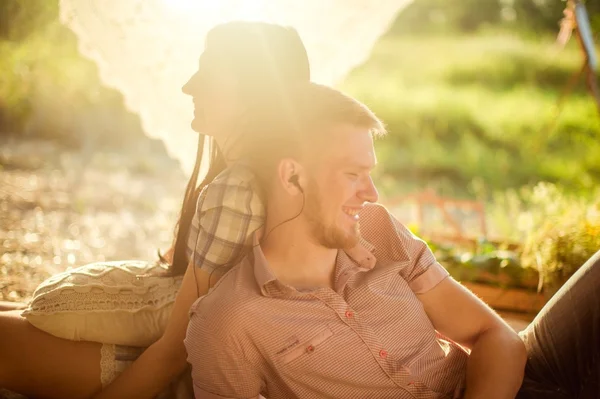 Pareja joven en la naturaleza —  Fotos de Stock