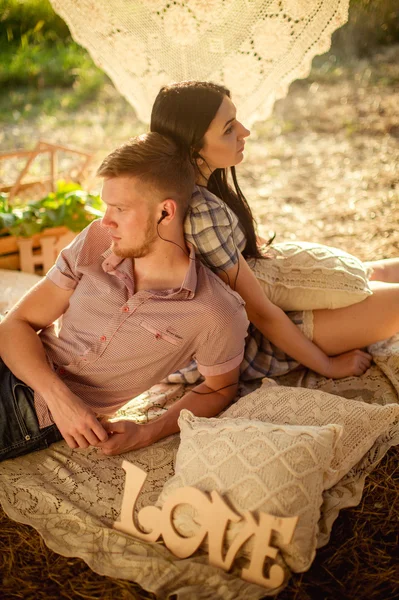 Jeune couple sur la nature — Photo