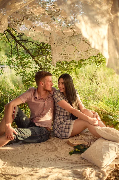 Jovem casal na natureza — Fotografia de Stock