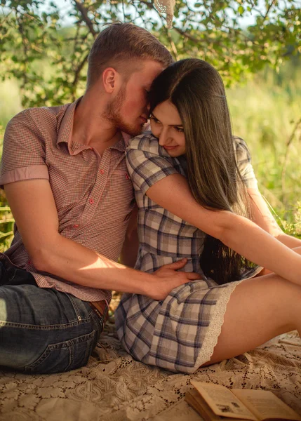 Jeune couple sur la nature — Photo