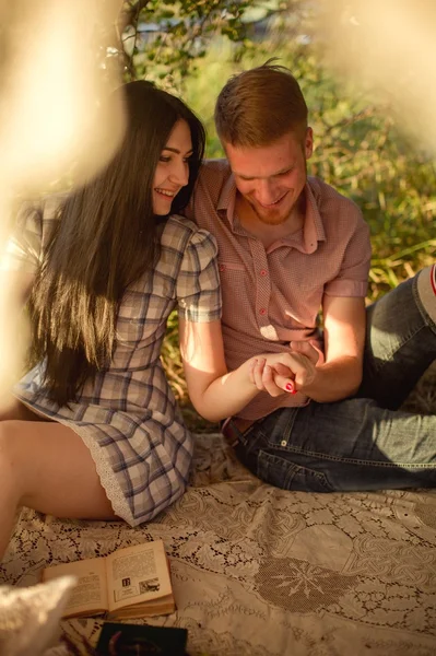 Jeune couple sur la nature — Photo