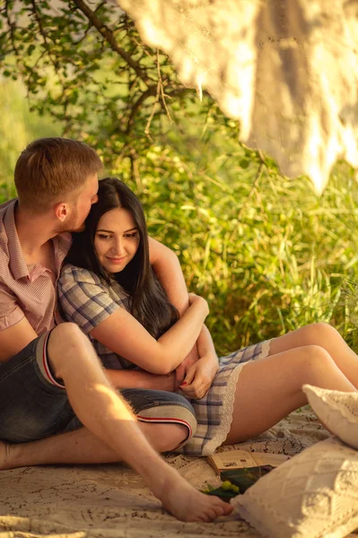 Jeune couple sur la nature — Photo