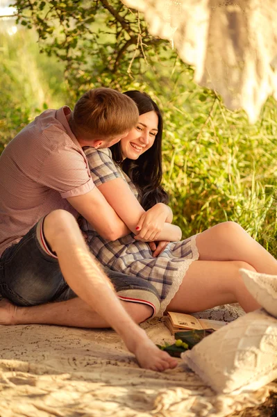 Jeune couple sur la nature — Photo