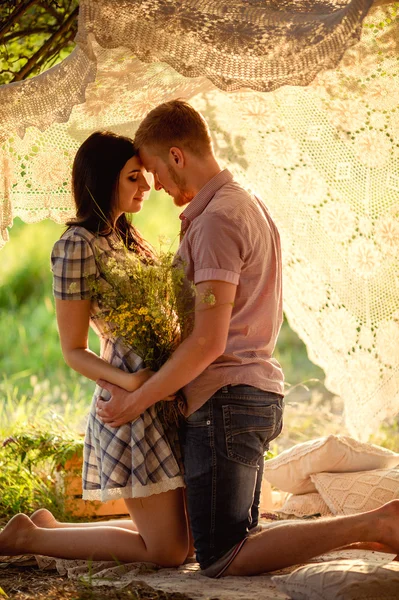 Jovem casal na natureza — Fotografia de Stock