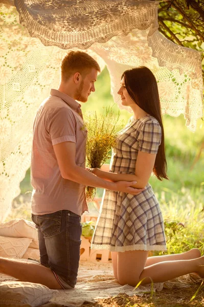 Pareja joven en la naturaleza —  Fotos de Stock