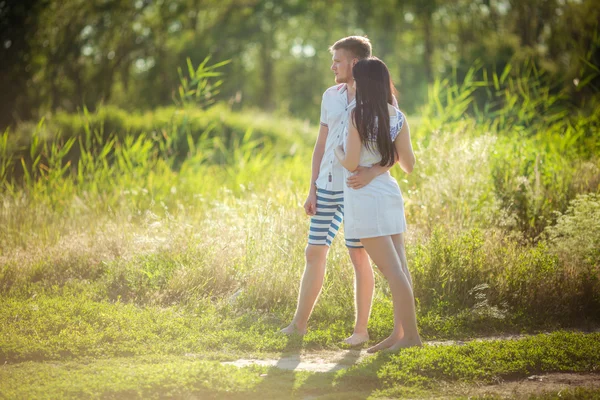 Jeune couple sur la nature — Photo