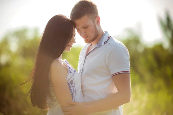 Jeune couple sur la nature — Photo