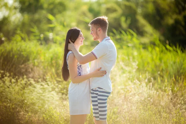 Jovem casal na natureza — Fotografia de Stock