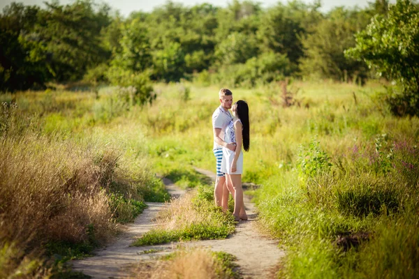 Jong koppel op aard — Stockfoto