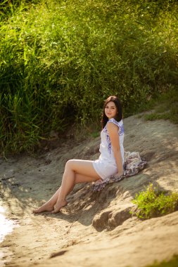  Göl kenarında poz kadın 