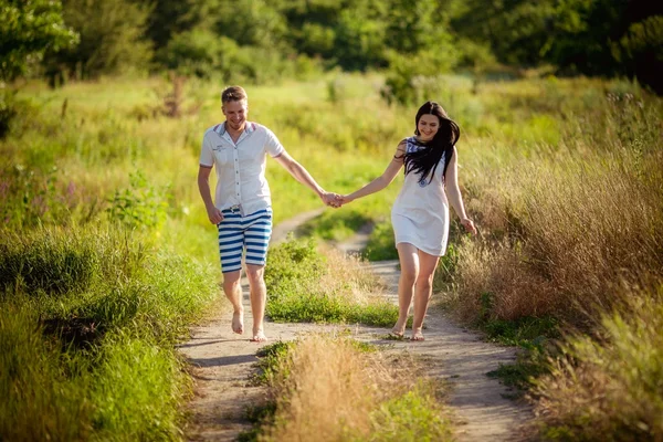 Jovem casal na natureza — Fotografia de Stock