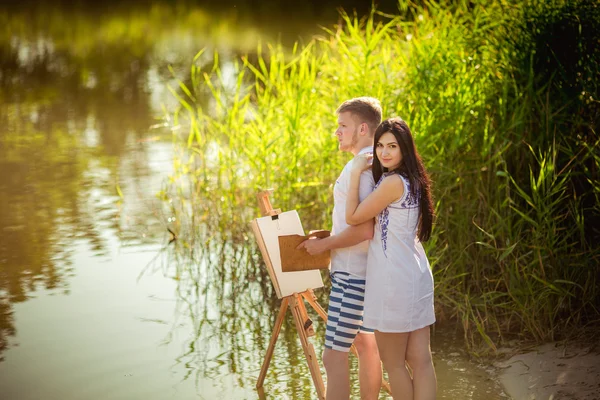 Ungt par i kärlek målning — Stockfoto