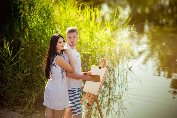 Jovem casal em pintura de amor — Fotografia de Stock