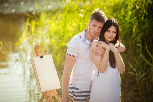 Jovem casal em pintura de amor — Fotografia de Stock