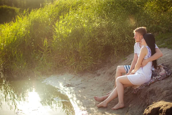 Jeune couple sur la nature — Photo