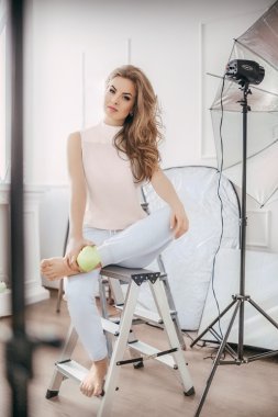 kadın stüdyoda poz 
