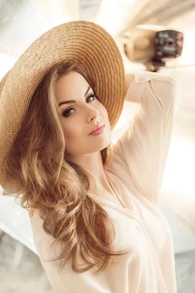 Portret van een jonge vrouw in hoed — Stockfoto