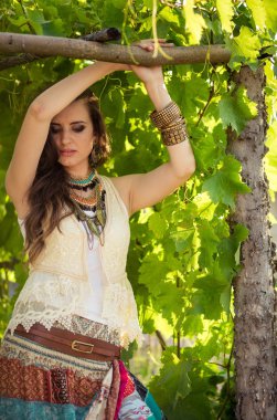 Bahar bahçesindeki kadın 