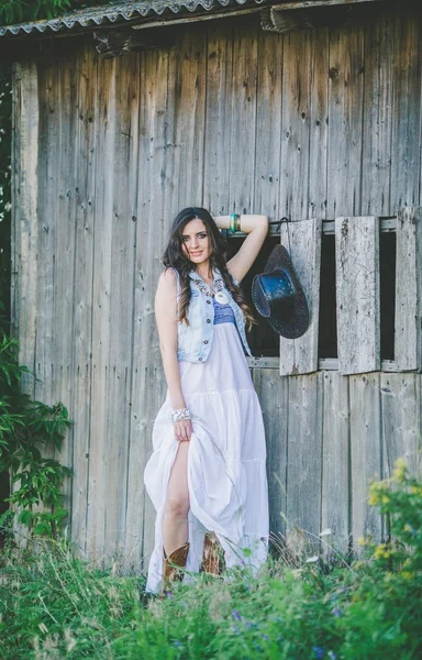 Jonge vrouw in lange jurk — Stockfoto