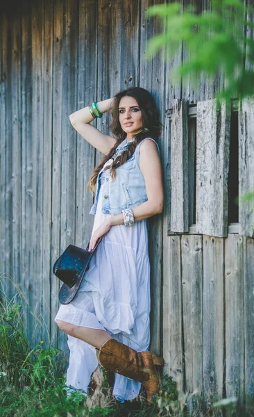 Jonge vrouw in lange jurk — Stockfoto