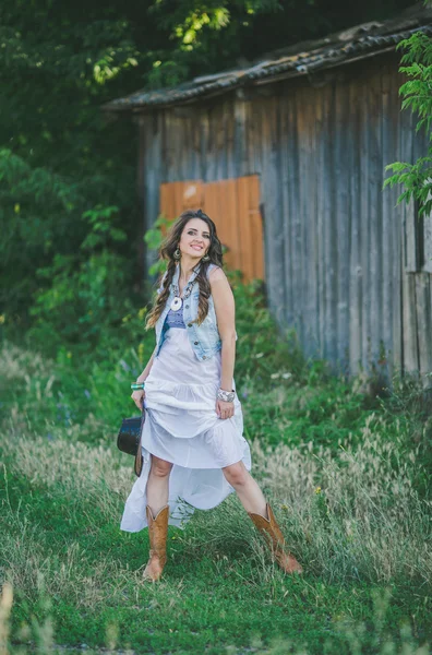 Jovem mulher em vestido longo — Fotografia de Stock