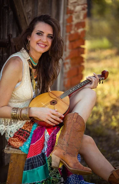 Vrouw poseren met muziekinstrument — Stockfoto