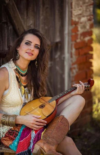 Mulher posando com instrumento musical — Fotografia de Stock