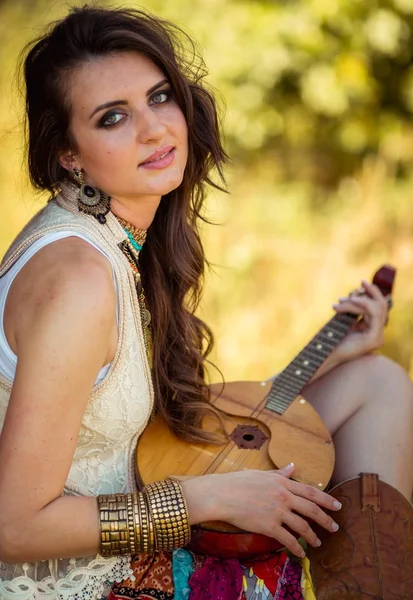 Mulher posando com instrumento musical — Fotografia de Stock