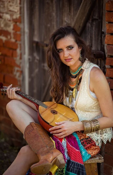 Femme posant avec un instrument de musique — Photo