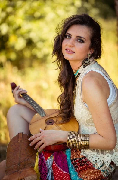 Femme posant avec un instrument de musique — Photo