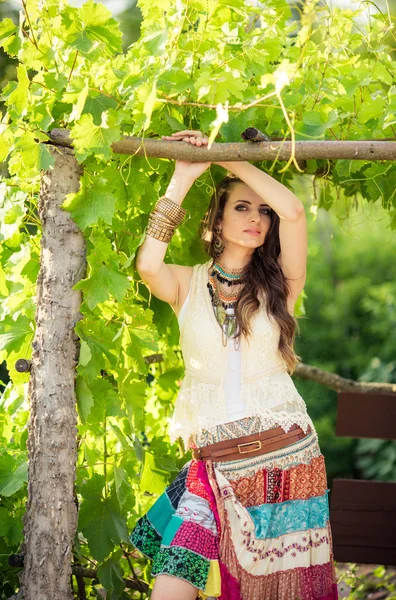 Frau im Frühlingsgarten — Stockfoto