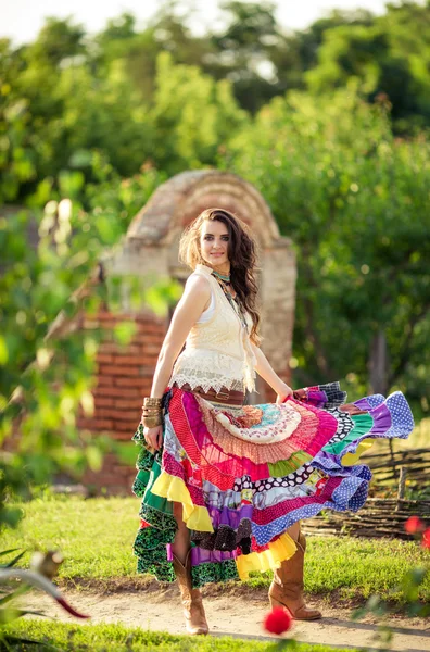 Mulher no jardim da primavera — Fotografia de Stock