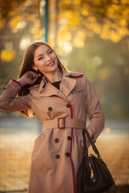 Sonbahar parkında genç bir kadın