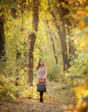 Sonbahar parkında genç bir kadın