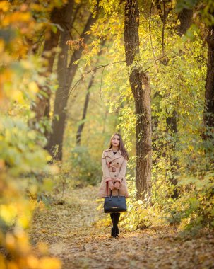 Sonbahar parkında genç bir kadın